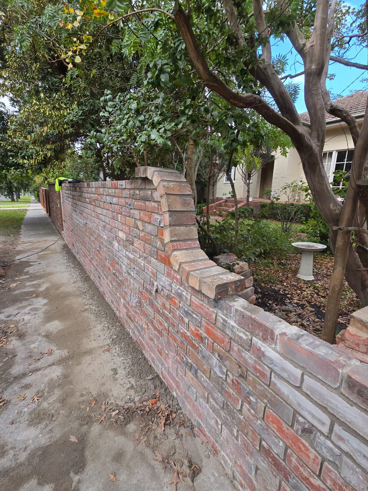Restored heritage red-brick garden wall with curved end for a Glen Iris home by Goodwin Bricklaying